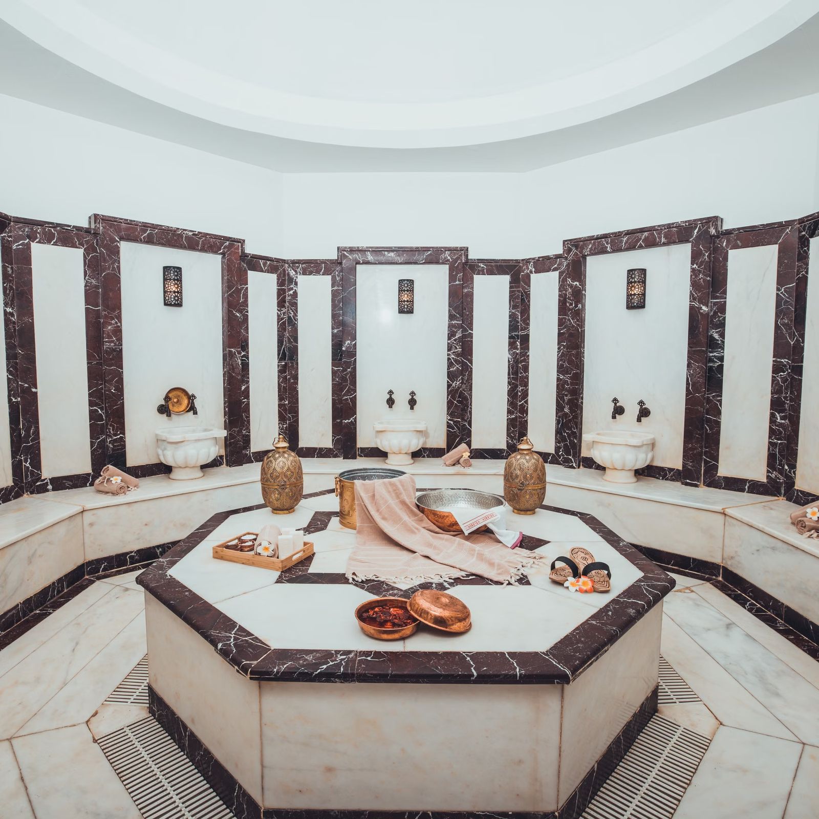 Mermer göbek taşı olan hamam